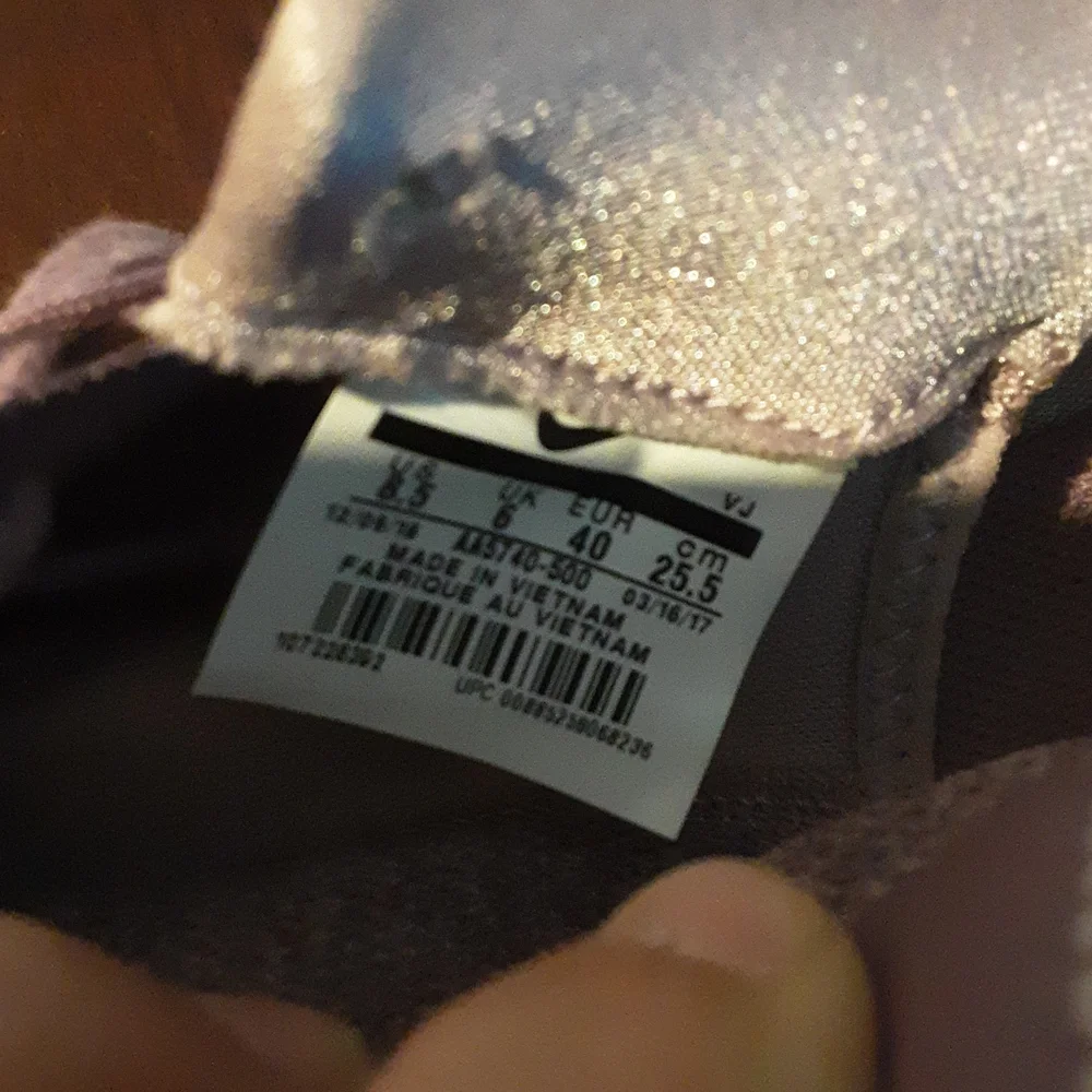 Woman's Nike Air Max's - Picture 7 of 7